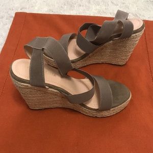 Chase & Chloe wedge Sandals Size 7.5  Taupe